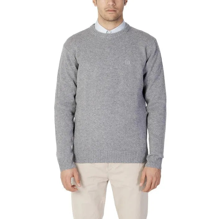 GUOCALI men's grey crewneck sweater with logo, styled over a collared shirt