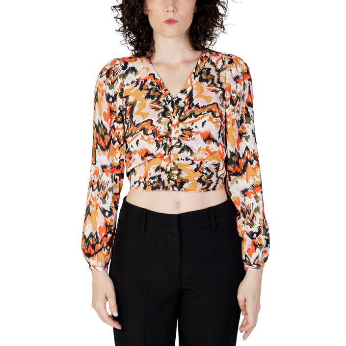 Woman wearing a colorful abstract print GUOCALI crop top and black pants, fashion apparel