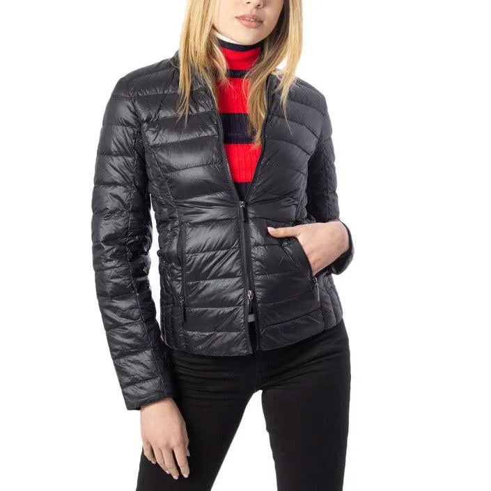 Woman wearing black puffer jacket from GUOCALI Paris, black pants, striped sweater