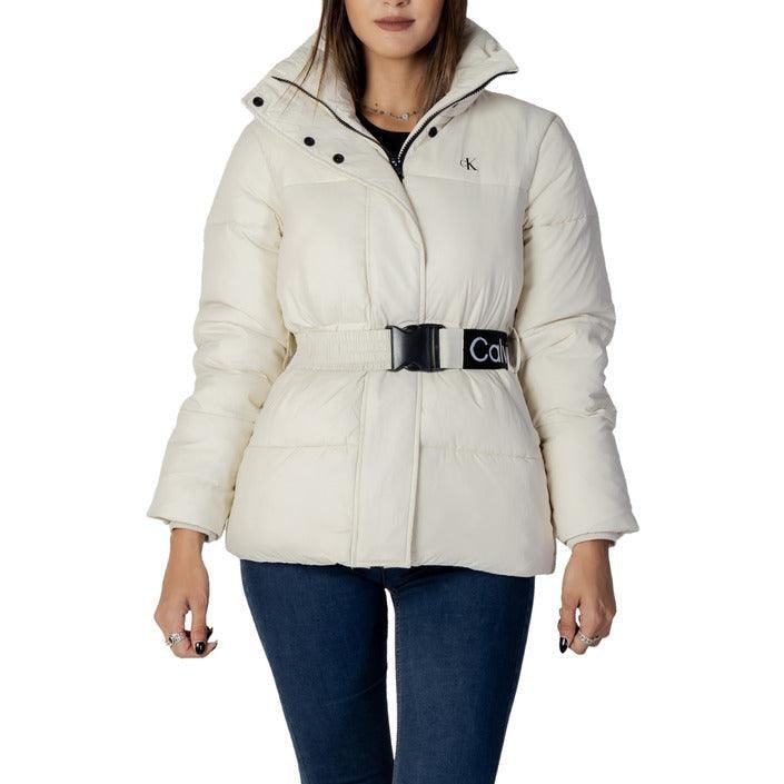 Woman wearing a belted white puffer jacket and jeans, GUOCALI Paris luxury fashion style