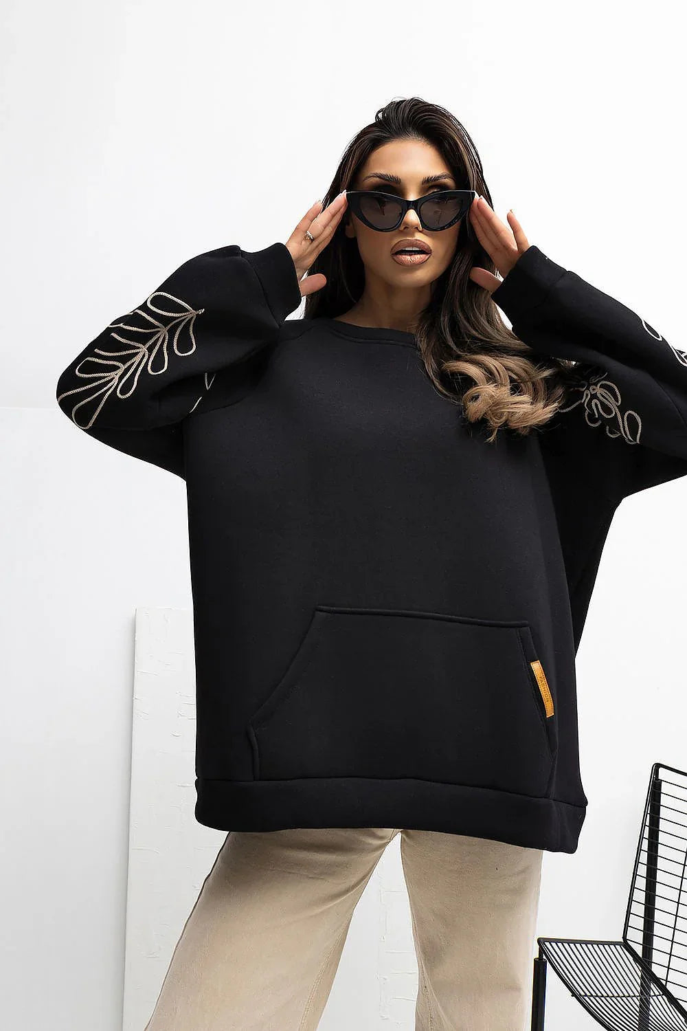 Women's sweatshirt Oversized Embroidered Kangaroo Pocket Crew Neck – main view