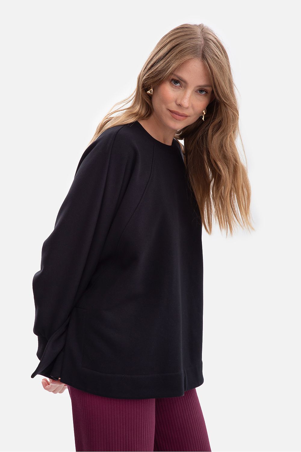 Women's sweatshirt black oversized raglan front view